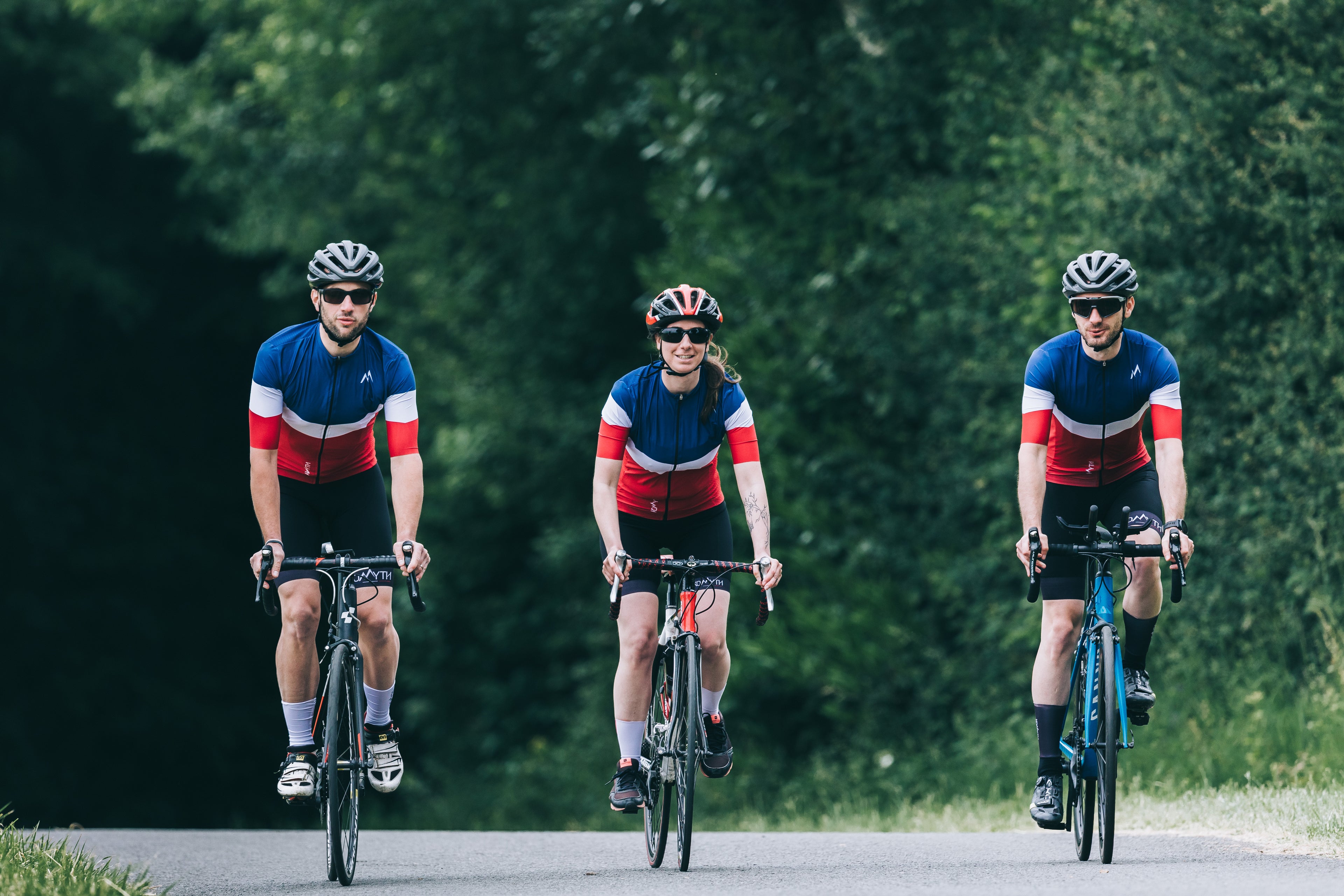 Cyclistes avec maillot komyth de gamme allure team france (bleu blanc rouge)