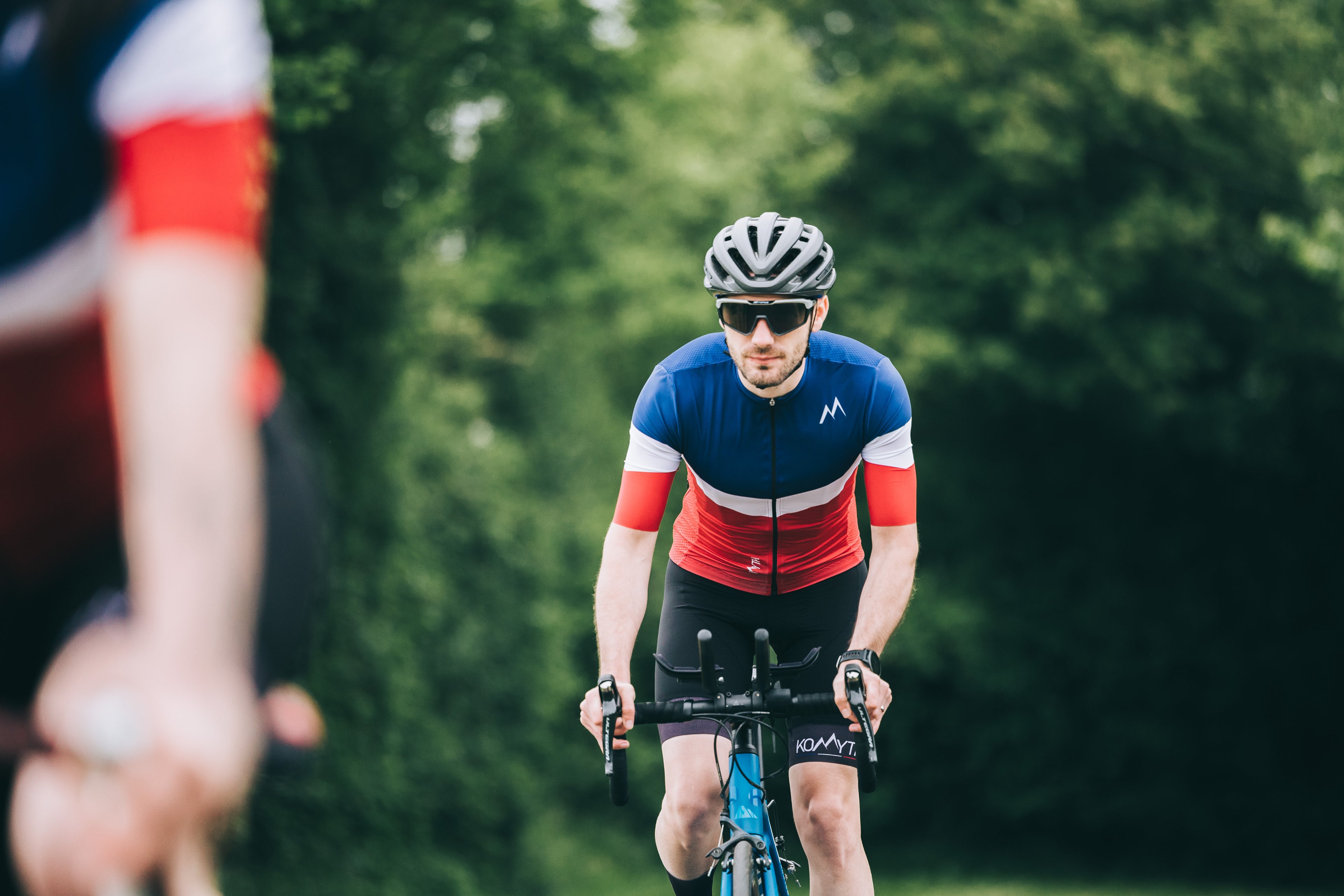 Cycliste avec maillot komyth de gamme allure team france (bleu blanc rouge)
